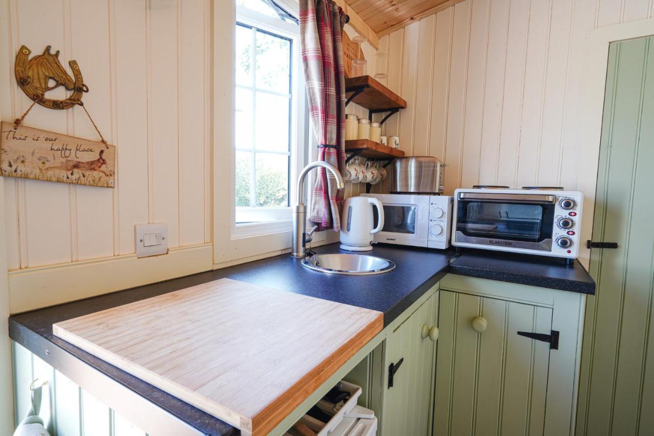 The Laburnum Retreat Shepherd Hut Private Hot Tub Upper Hulme Esterno foto